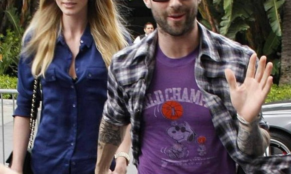 „Maroon 5“ lyderis Adamas Levine'as su Anne Vyalitsyna