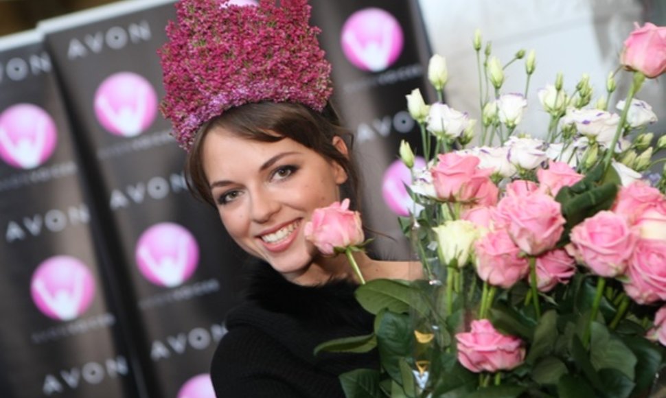 Iš Niujorko grįžusi Evelina Anusauskaitė Vilniuje skendo gėlėse.