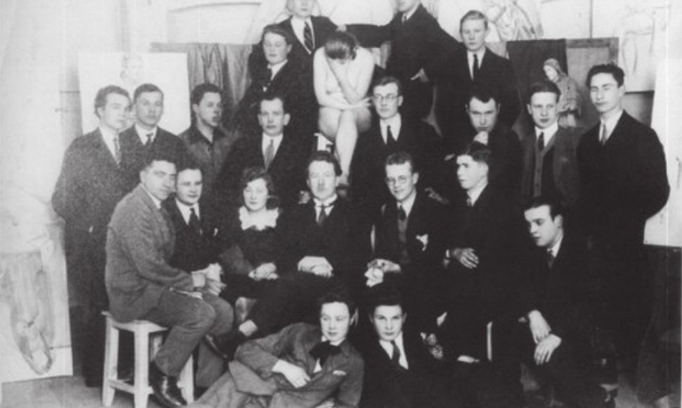 Justinas Vienožinskis su mokiniais privačioje studijoje (apie 1930-1932 m.)