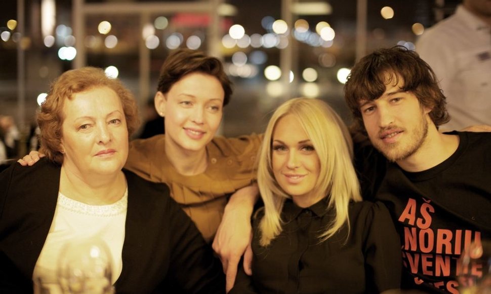 Simas Jasaitis su mama Regina (kairėje), sese Aiste ir mylimąja Oksana Pikul