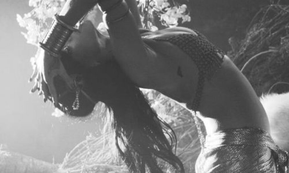 Rihanna i&scaron;platino &scaron;ią savo nuotrauką prie&scaron; jos dainos &bdquo;Where Have You Been&ldquo; klipo premjerą.