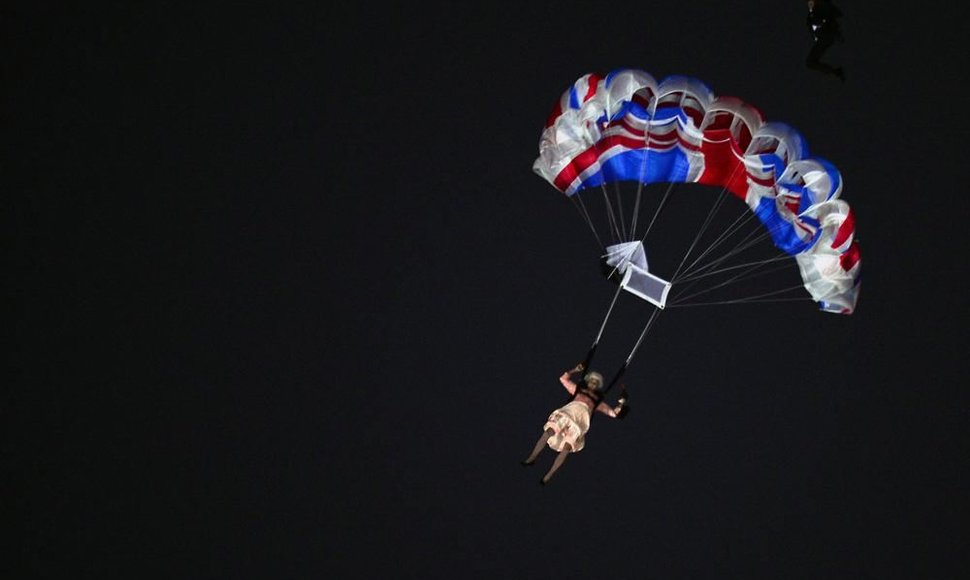 Aktorė persirengusi Didžiosios Britanijos karaliene Elizabeth II iššoko iš sraigtasparnio Londono olimpinių žaidynių atidarymo ceremonijos metu