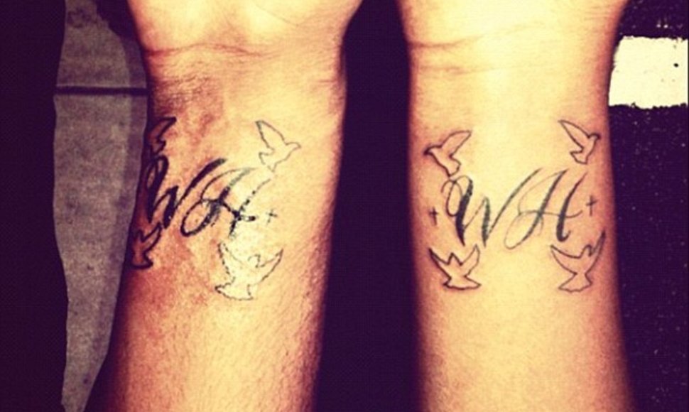 Bobbi Kristina ir Nickas Gordonas tatuiruotėmis pagerbė Whitney Houston 49-ojo gimtadienio proga.