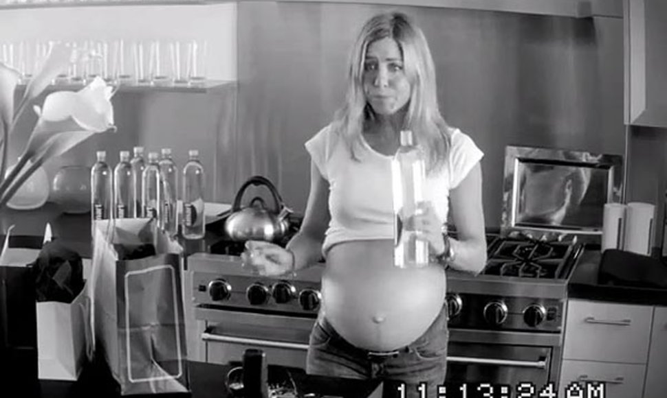 Jennifer Aniston naujausioje reklamoje vaidina, kad laukiasi trynukų.