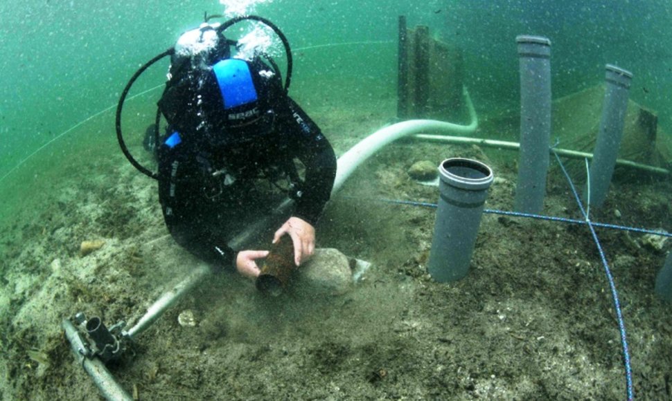 Archeologai vykdo kasinėjimus Luokesų ežero dugne.