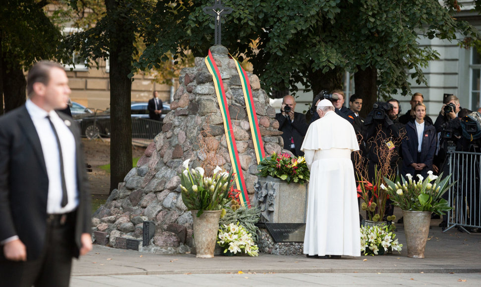 Popiežius laukiamas prie Okupacijų ir laisvės kovų muziejuje