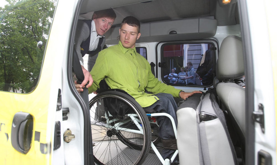 Specialus taksi dirbs visą parą ir vežios neįgaliuosius