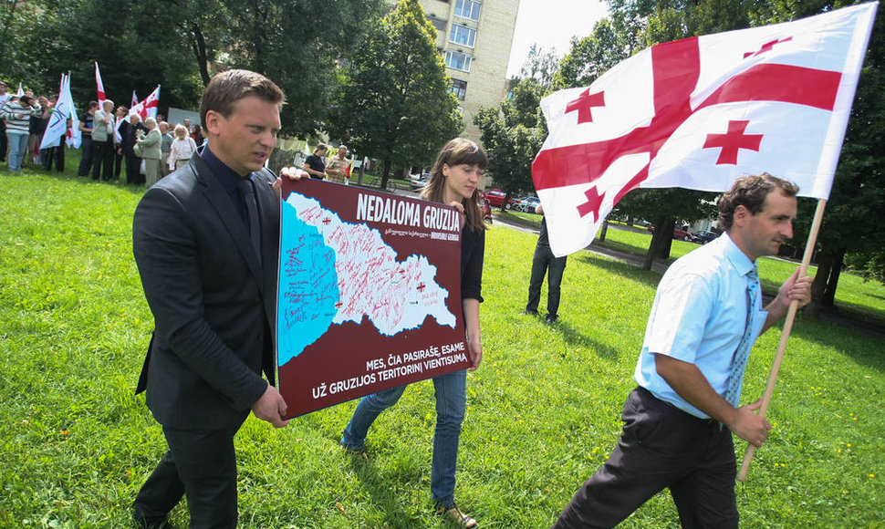 Mitingo dalyviai pasirašinėjo ant Gruzijos žemėlapio, kuris perduotas Rusijos ambasadai