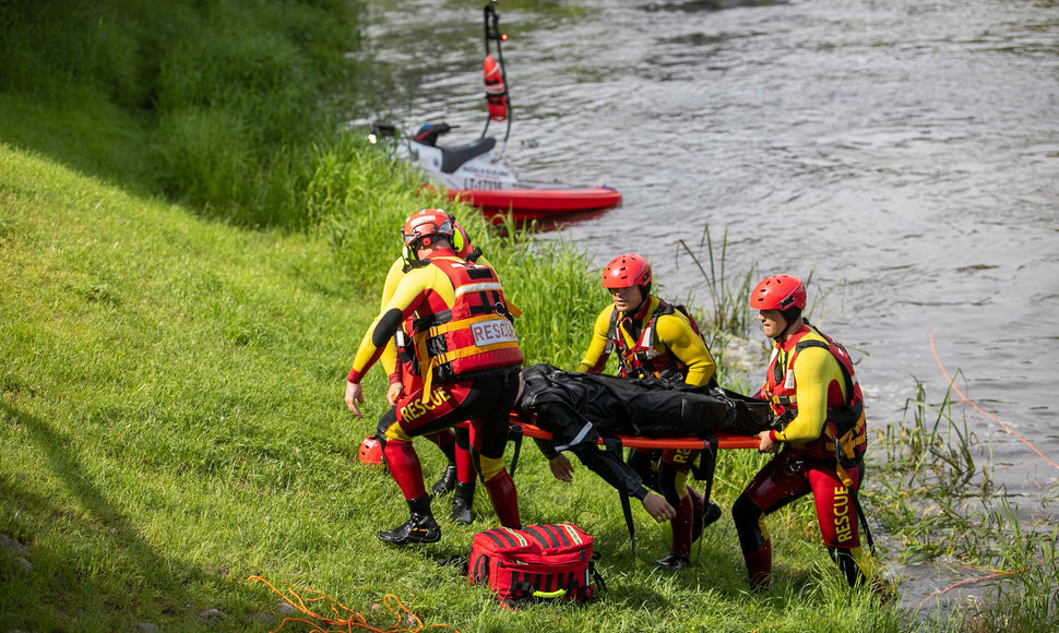 Ugniagesiai gelbėtojai pademonstravo   gelbėjimo operaciją Neries upėje