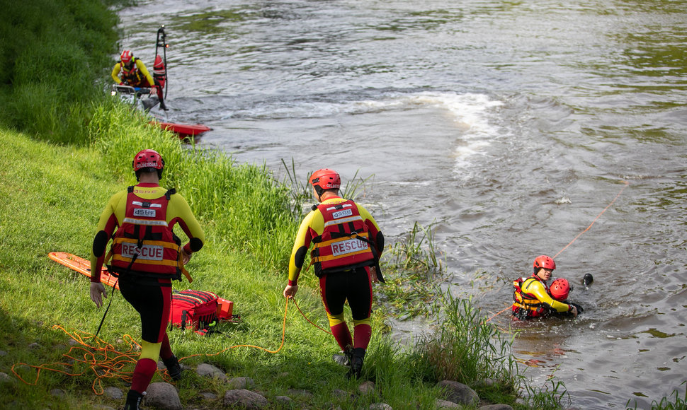 Ugniagesiai gelbėtojai pademonstravo   gelbėjimo operaciją Neries upėje