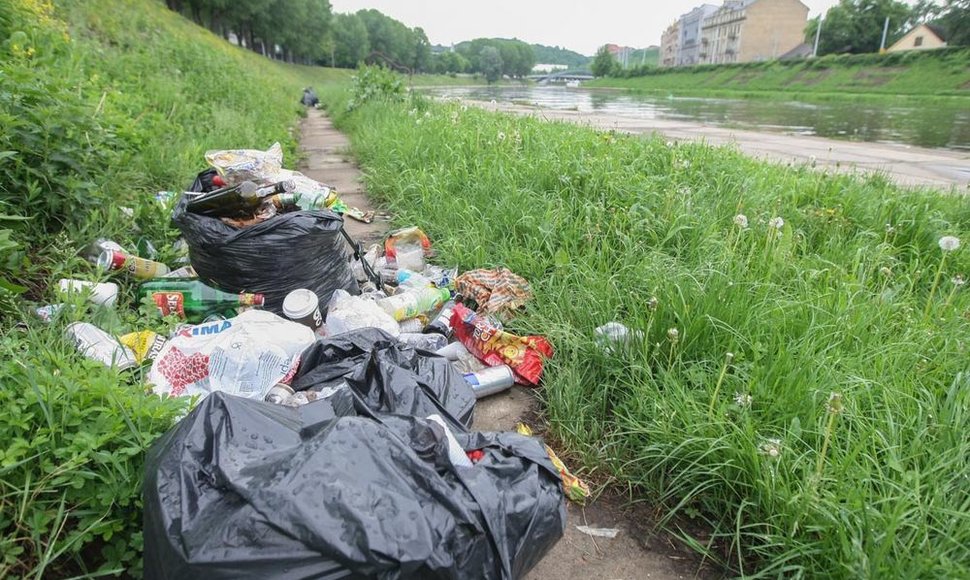 Šiukšlių maišai nugulė pakrantę šalia Žaliojo tilto