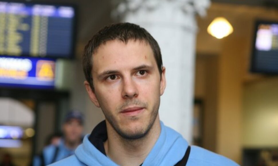 Pirmieji Vilniaus „Lietuvos ryto“ klubo varžovai 2009-2010 metų Eurolygos B grupės varžybose – Stambulo „Efes Pilsen“ krepšininkai – trečiadienį skrydžiu per Vieną (Austrija) nusileido Vilniaus oro uoste.