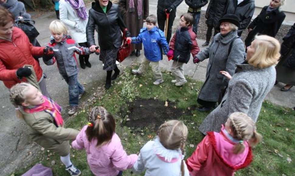 Vaikų globos namų auklėtiniai klausėsi paskaitos apie atsakingą kasdienių prekių vartojimą, ekologiją bei bendravo su projekto „Lietuvos perlai“ dalyvėmis.