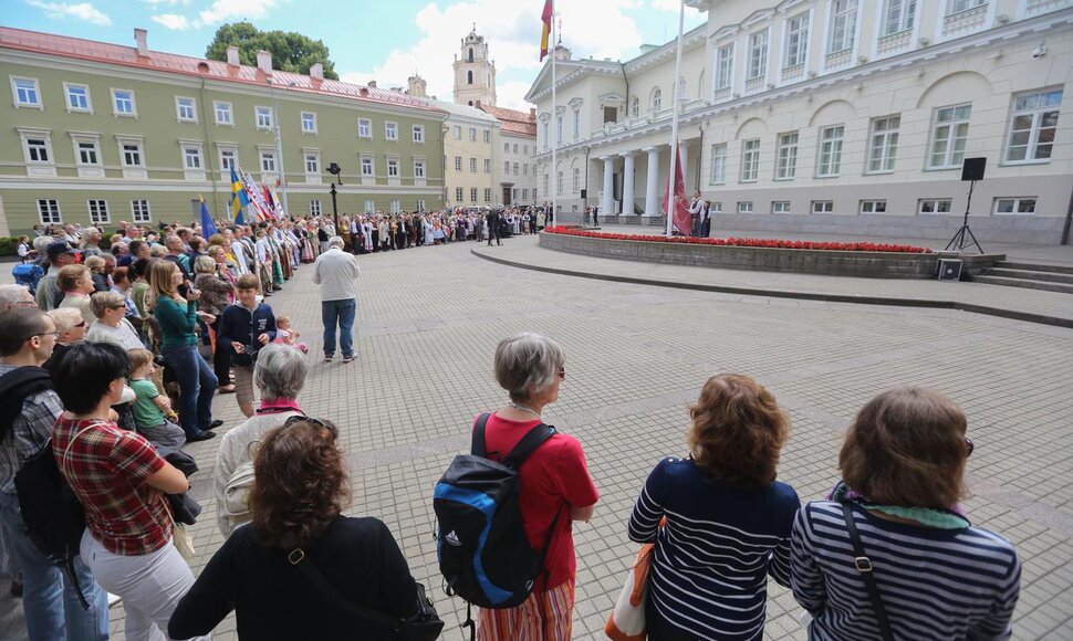 Pakelta Dainų &scaron;ventės vėliava