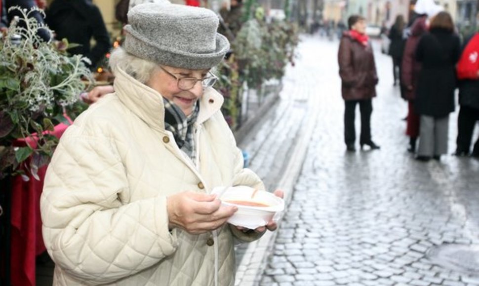 Vilniaus Pilies gatvėje LNK televizijos žvaigždės praeiviams siūlė nepraeiti pro šalį, paaukoti vargstantiems ir pasivaišinti Kalėdine sriuba.