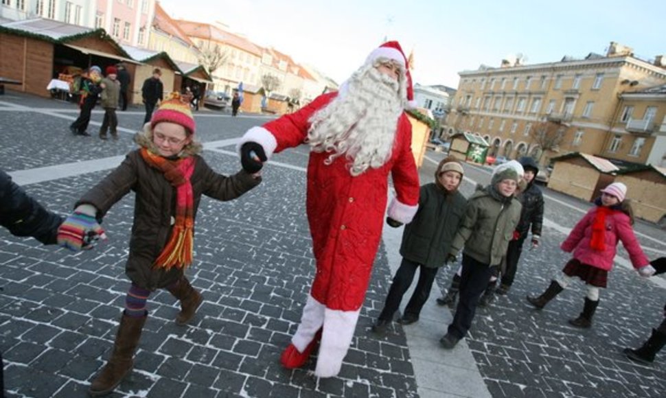 Iš sostinės Rotušės aikštės 10-us metus iš eilės pajudėjo Kalėdinis karavanas, kurį organizuoja Almos Adamkienės fondas ir „Coca-Cola“. Šiemet jis planuoja aplankyti 10 Lietuvos mokyklų.