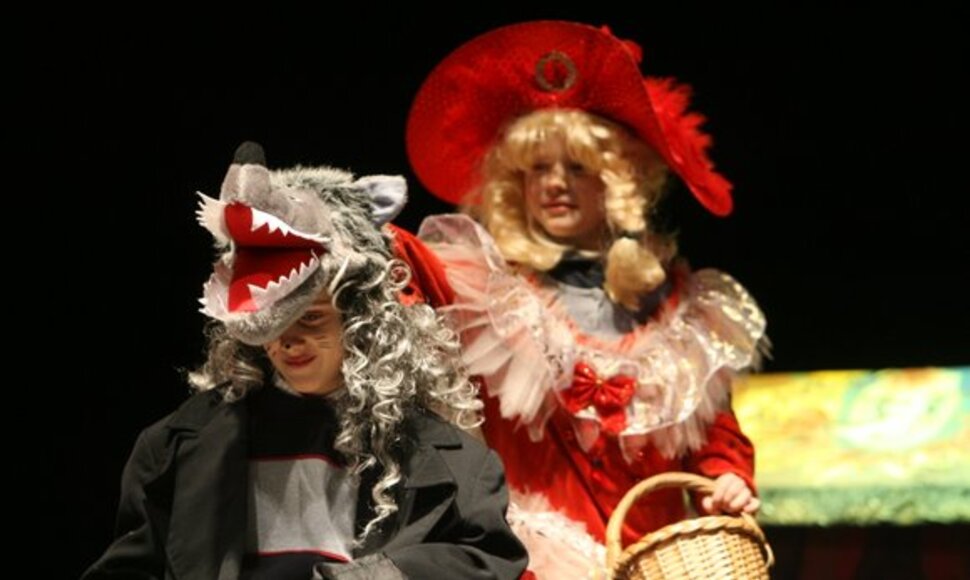 Sekmadienį Vilniuje, &bdquo;Raganiukės&ldquo; teatre, įgyvendindami idėją &bdquo;vaikai &ndash; vaikams&ldquo; ir prisidėdami prie &bdquo;I&scaron;sipildymo akcijos&ldquo; kalėdiniame spektaklyje vaidino žinomų tėvų - Leonardo Pobedonoscevo, Mariaus Jampolskio, Jokūbo Bareikio Žygio Stakėno ir dainininkės Agnie&scaron;kos vaikai.