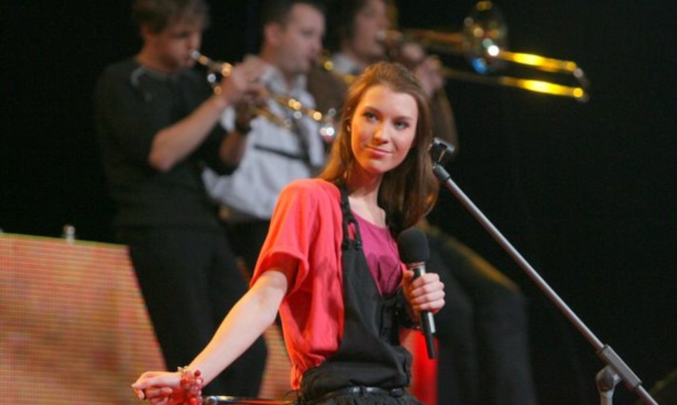 Grupės „Saulės kliošas“ vokalistė Justė Starinskaitė  