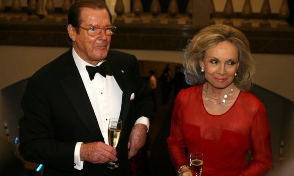 Legendinis aktorius Rogeris Moore'as su žmona Kristina