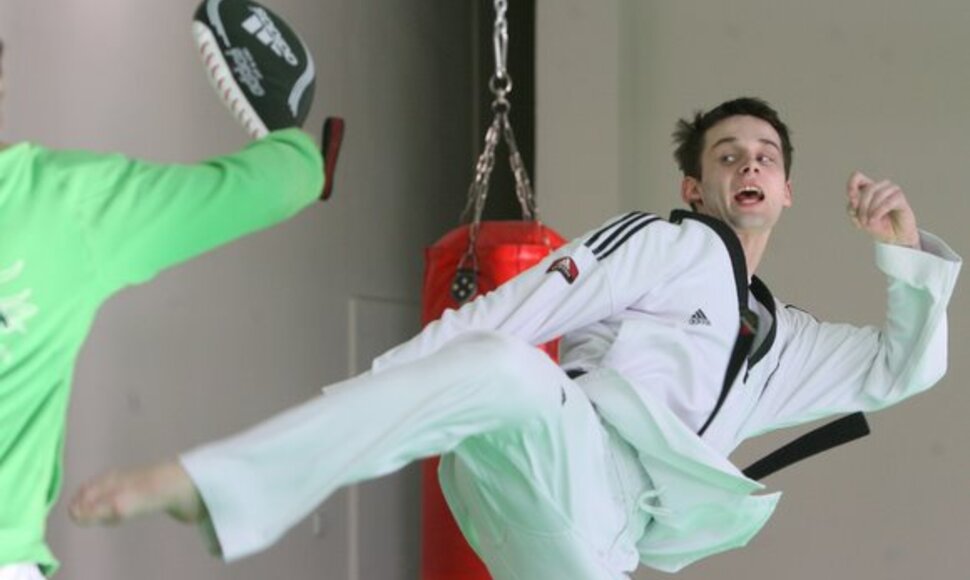 Taekwondo kovotojas Vitoldas Dzikevičius treniruotėje