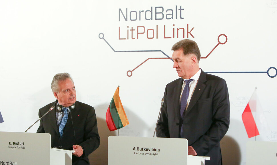 Valdovų rūmuose iškilmingai atidarytas elektros tiltas į Vakarus