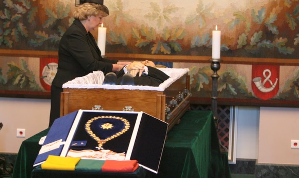 Kadenciją baigusio prezidento Algirdo Mykolo Brazausko kūnas antradienio rytą pašarvotas Prezidentūros Kolonų salėje. 