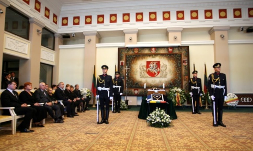 Kadenciją baigusio prezidento Algirdo Mykolo Brazausko kūnas antradienio rytą pašarvotas Prezidentūros Kolonų salėje. 
