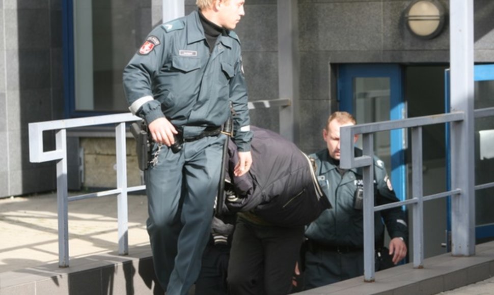 Į teismą atvežtas Vilniuje sučiuptas serijinis prievartautojas