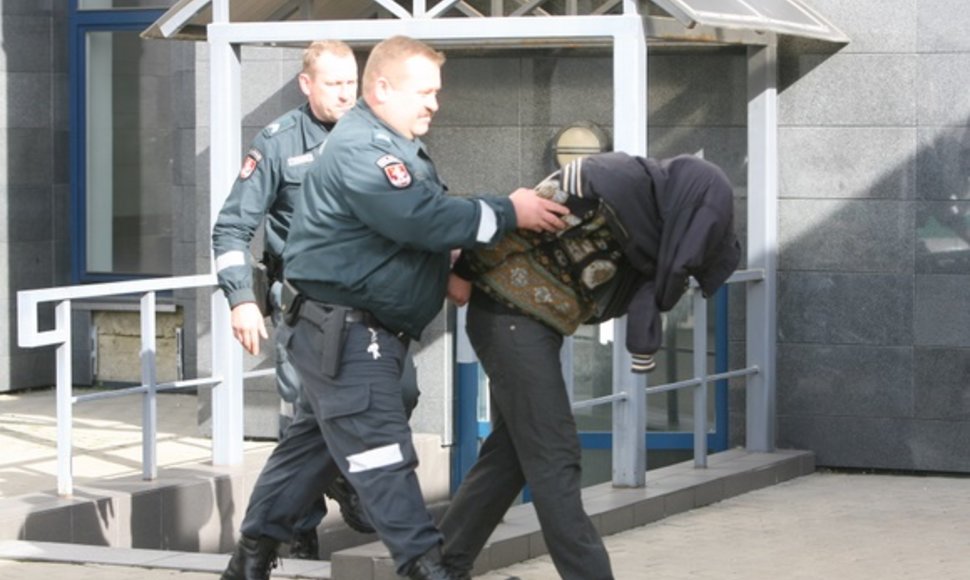 Į teismą atvežtas Vilniuje sučiuptas serijinis prievartautojas