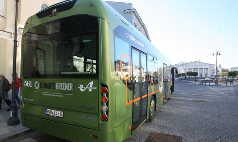 Spalio 5-11 dienomis Vilniaus gatvėmis važinėja naujausias Švedijos gamintojų elektra ir dyzelinu varomas hibridinis autobusas „Volvo“.
