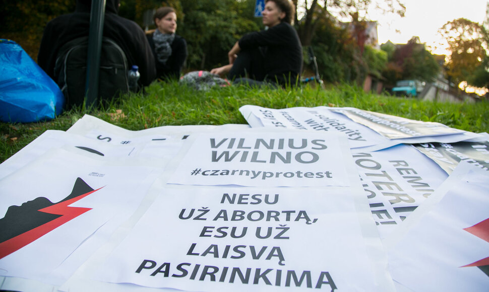 Vilniuje vyko solidarumo su Lenkijos moterimis akcija &bdquo;Juodasis pirmadienis&ldquo;