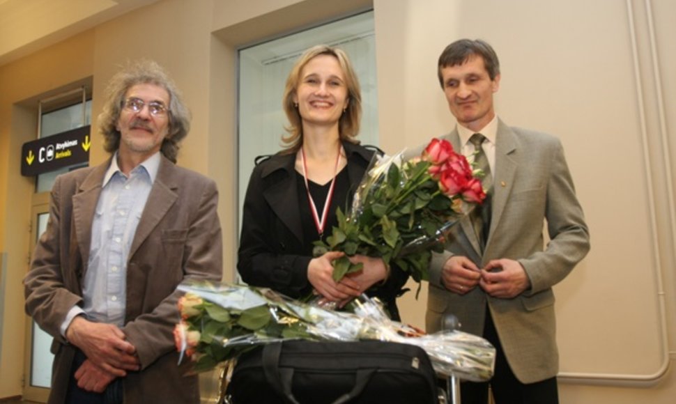 Viktorija Čmilytė su treneriais Gediminu Rasteniu (kairėje) ir Viktoru Čmiliu