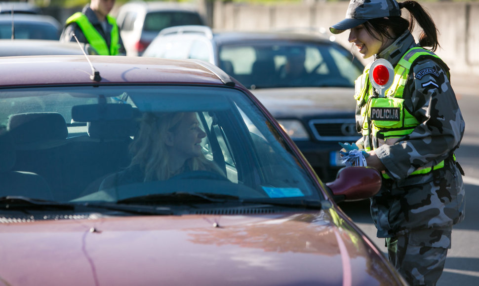 Vilniaus kelių policija sveikino vairuotojus su Angelų sargų diena