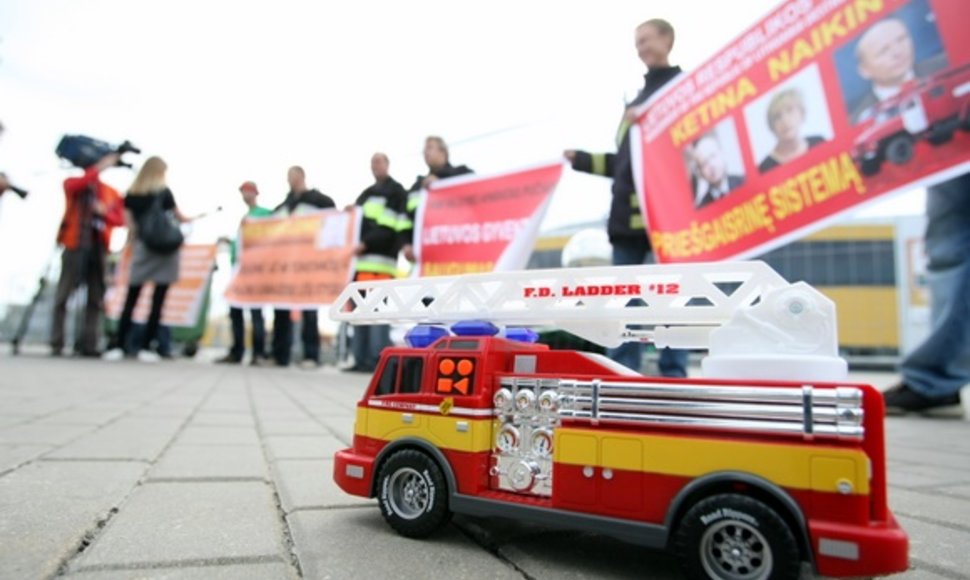 Ugniagesių gelbėtojų profesinė sąjungos akcija prie „Siemens“ arenos.
