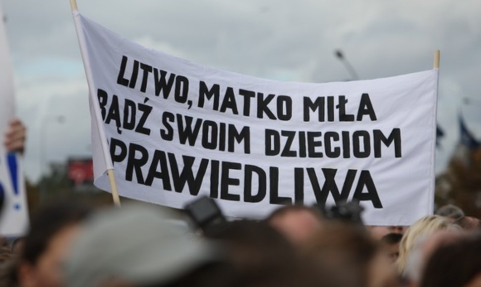 Lenkų protesto mitingas prie Lietuvos respublikos Seimo