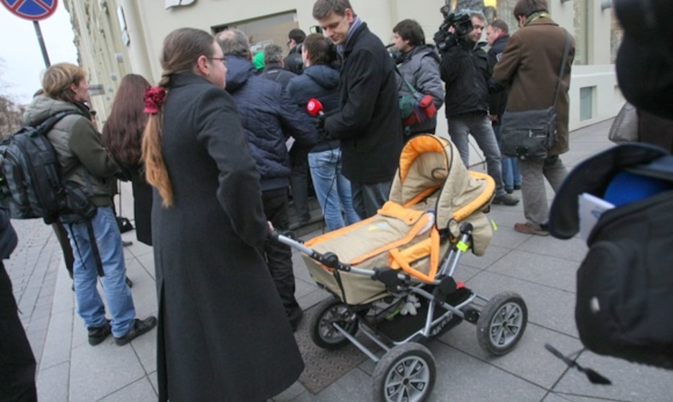 Žmonės laukia eilėje prie „Snoro“ banko Gedimino prospekte.