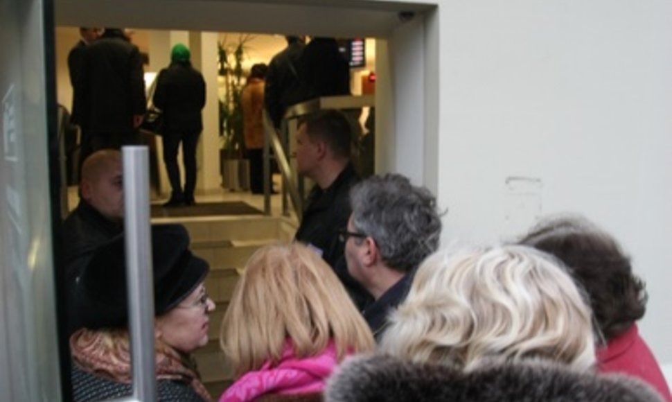 Žmonės laukia eilėje prie „Snoro“ banko Gedimino prospekte.