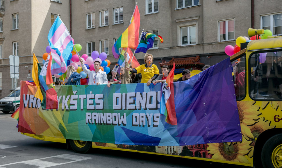 Vilniaus gatvėmis riedėjo spalvingasis LGL „Vaivorykštės autobusas“