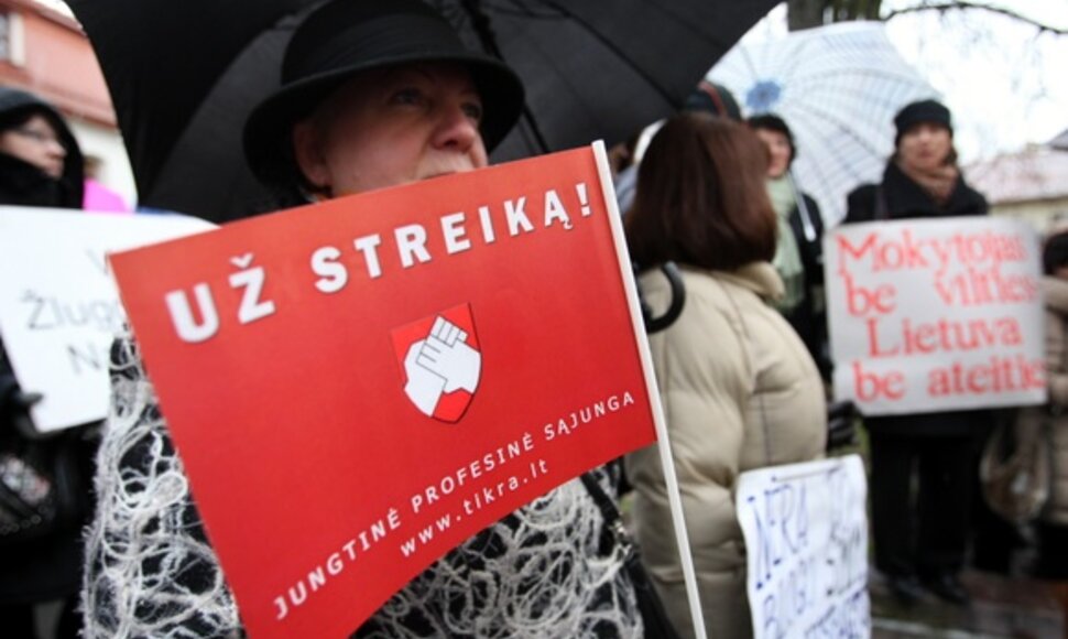 Pedagogai mitingą surengė piktindamiesi mažėjančiu finansavimu