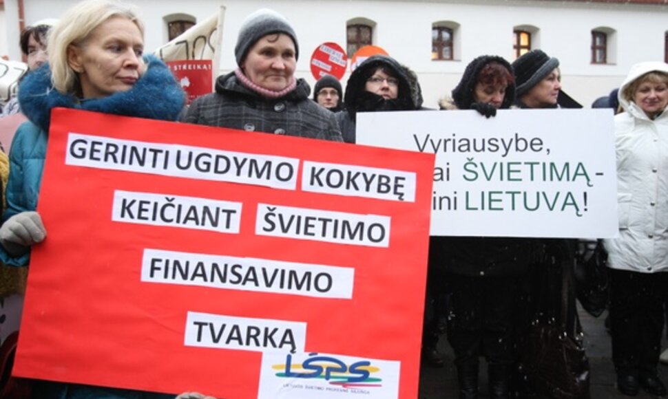 Pedagogai mitingą surengė piktindamiesi mažėjančiu finansavimu