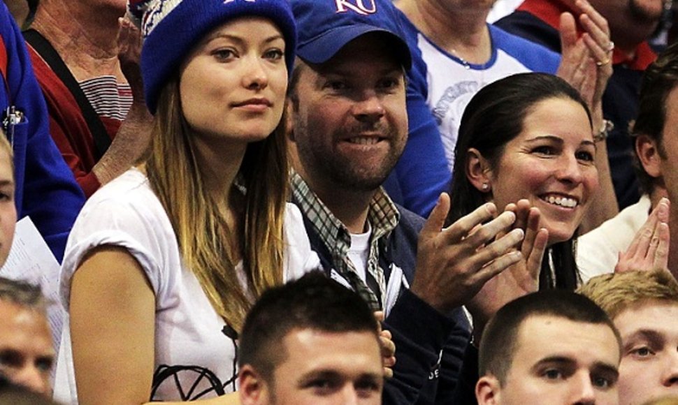 Mėlynomis kepuraitėmis pasipuošę Jasonas Sudeikis ir Olivia Wild stebi krepšinio rungtynes.