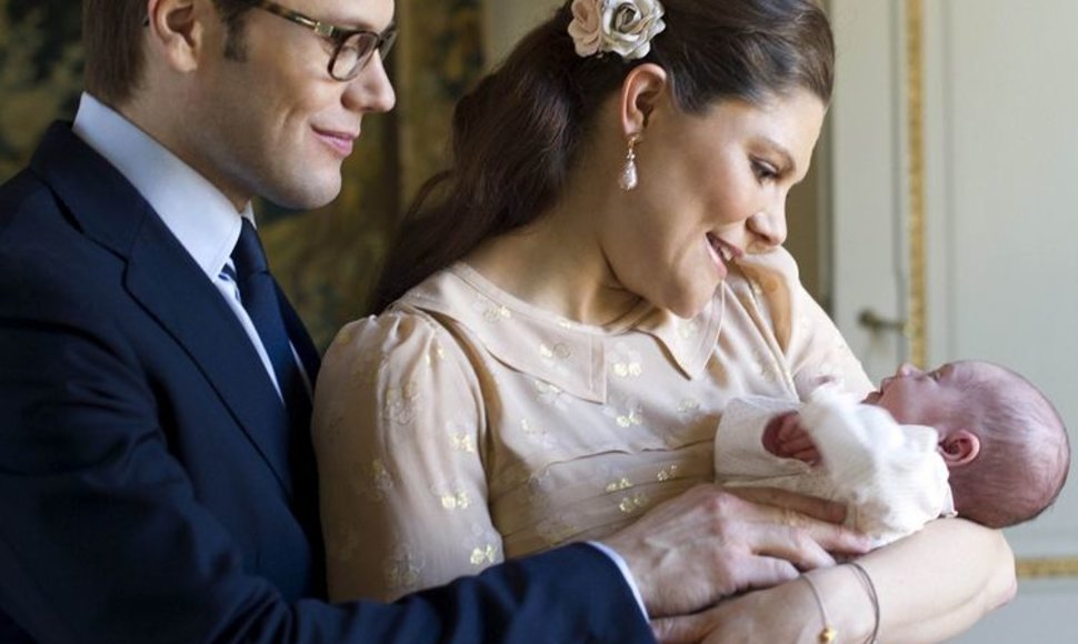 Švedijos princesė Victoria su vyru princu Danieliu ir dukra Estelle