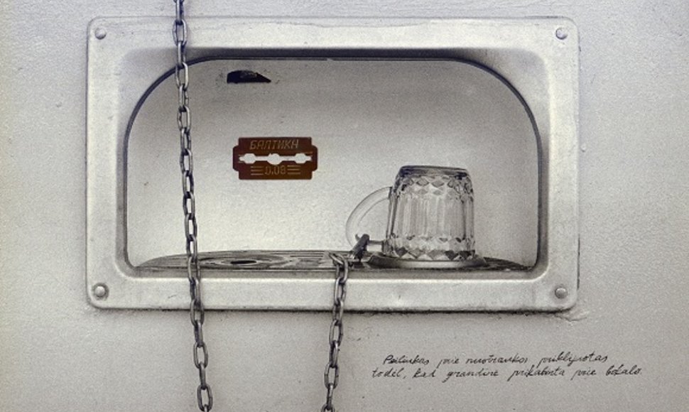 Remigijus Pačėsa „Peiliukas prie nuotraukos priklijuotas todėl, kad grandinė prikabinta prie bokalo“ 1992 m.