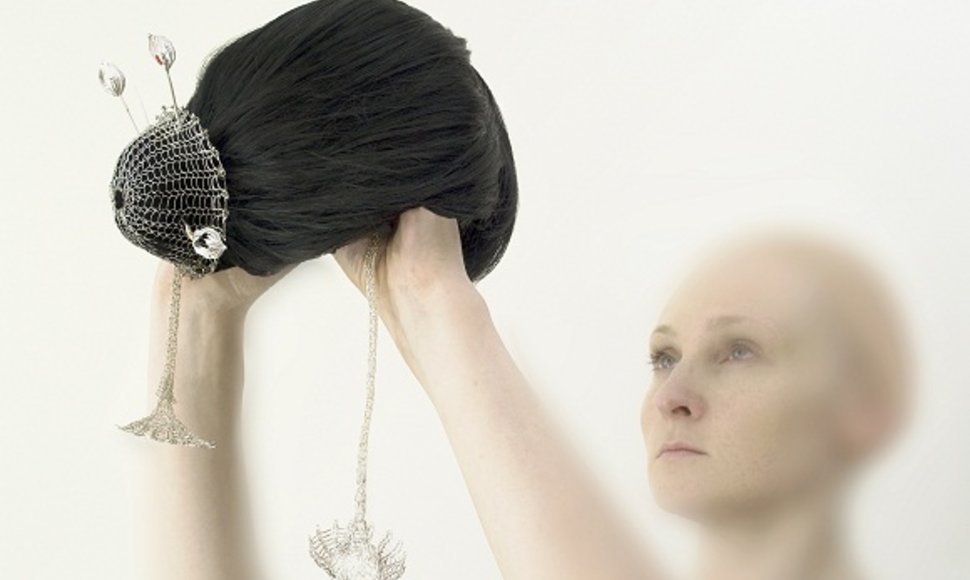 Eglė Čėjauskaitė. „Konfidenciali“, 2009, sidabras, auksas, koralai, dirbtiniai plaukai.