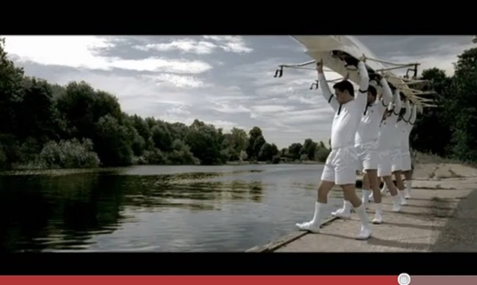 Dainos „The Flood“ vaizdo klipo ištrauka 