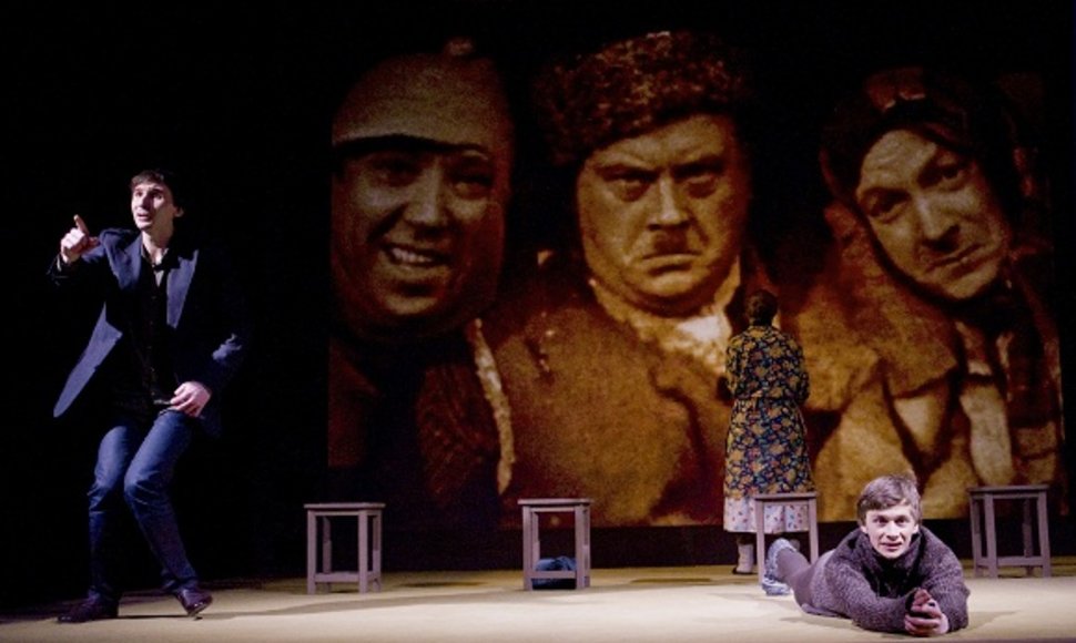 Spektaklio „Prakeikta meilė“ scena. iš kairės: Valentinas Krulikovskis, Inga Maskarina, Valentinas Novopolskis