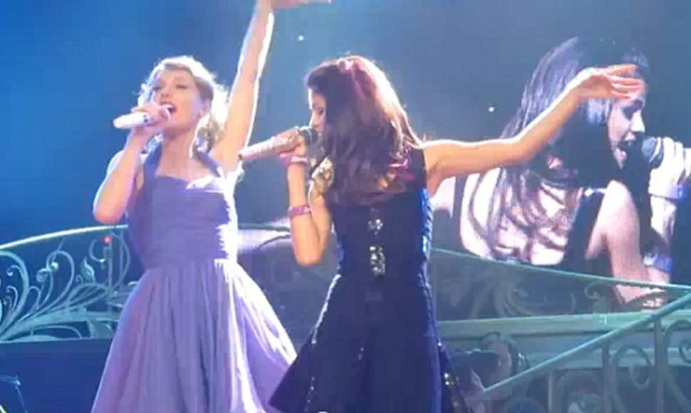 Taylor Swift (kairėje) ir Selena Gomez