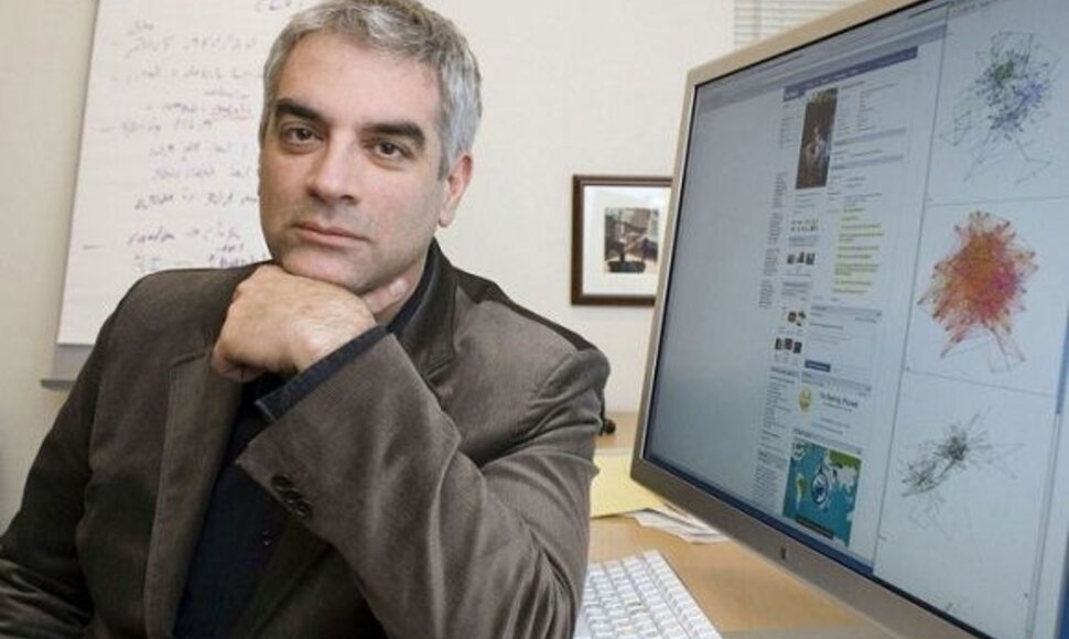 N.Christakis pastebėjo, kad laimingieji ir nelaimėliai laikosi kartu.
