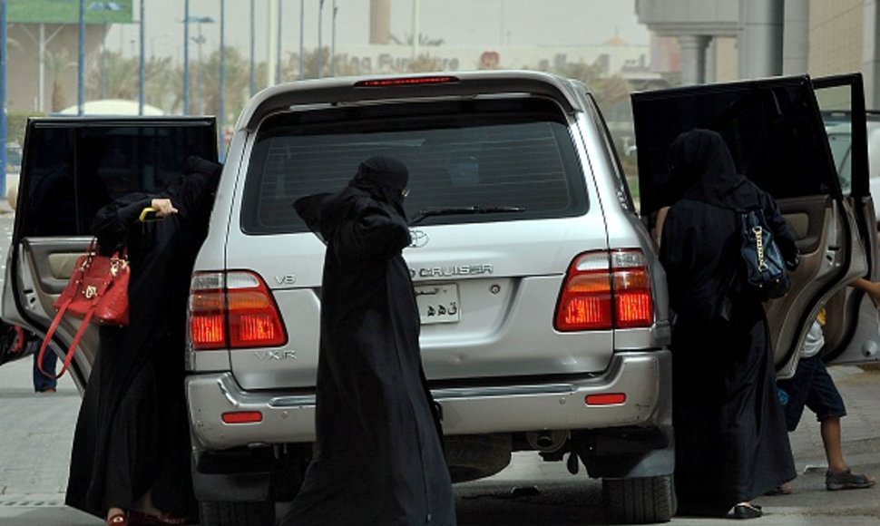 Moterys Saudo Arabijoje negali vairuoti