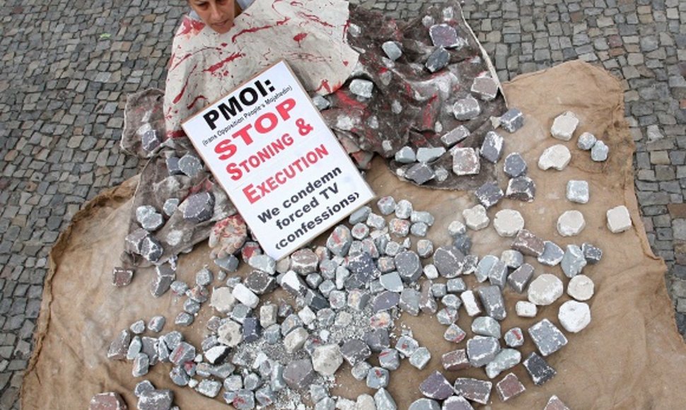 Moteris protestuoja prieš užmėtymą akmenimis